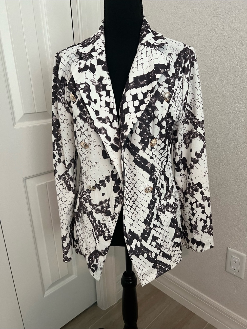 chic Black & White Snakeskin Double-Breasted Blazer